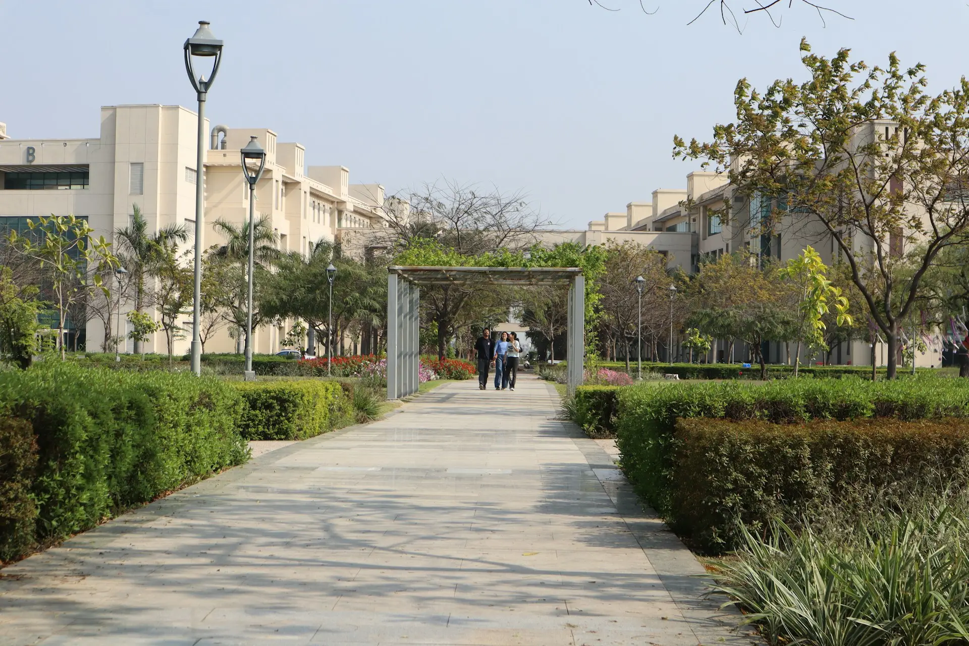 How to Choose the Right College: A Step-by-Step Guide for Students Image